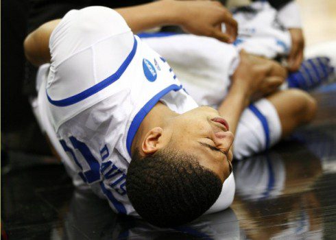 Kentucky Wildcats forward Anthony Davis holds his left knee after being injured in a collision during the second half of the men's NCAA South Regional basketball game against the Kentucky Wildcats in Atlanta, Georgia, March 25, 2012. REUTERS/Chris Keane (UNITED STATES - Tags: SPORT BASKETBALL)