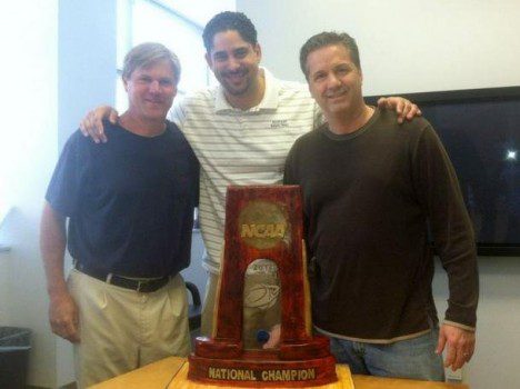 John Calipari, Orlando Antigua and John Robic pose with the NCAA trophy replica cake (via @UKCoachCalipari)